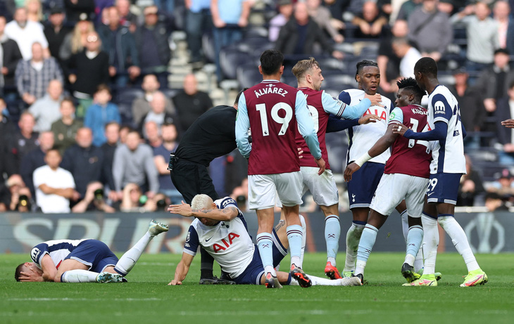 Ẩu đả với 3 người đội bạn, tiền đạo West Ham nguy cơ bị phạt nặng - Ảnh 2.