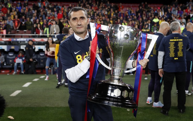 HLV Ernesto Valverde đã giúp Barca vô địch La Liga sau cú đề-pa như mơ ở mùa 2017/18.