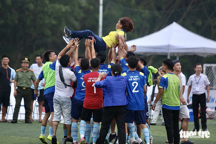 'Nữ tướng' giúp đội bóng Công đoàn Hà Nội 1 lên ngôi vô địch - Ảnh 1.