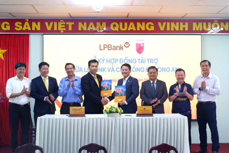 LPBank tài trợ 10 tỉ cho đội bóng Long An tiếp tục giải chuyên nghiệp - Ảnh 1.