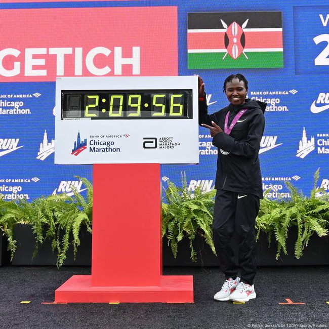 Ruth Chepngetich lập kỷ lục “không có thật” ở Chicago Marathon: Một mình vươn tới đỉnh cao - Ảnh 1.