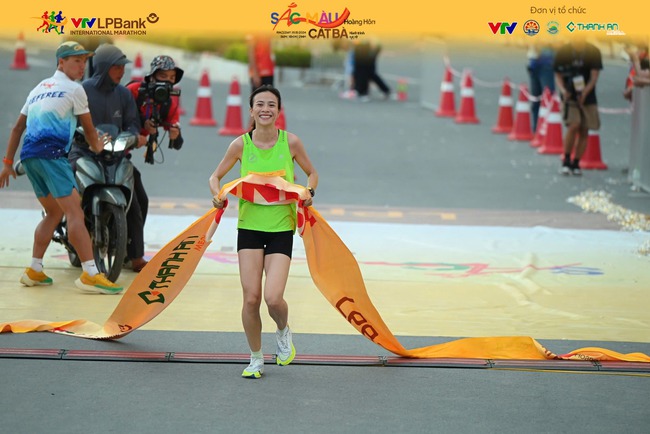 Đoàn Thu Hằng vô địch cự ly 10km của nữ Giải Marathon Quốc tế VTV LPBank