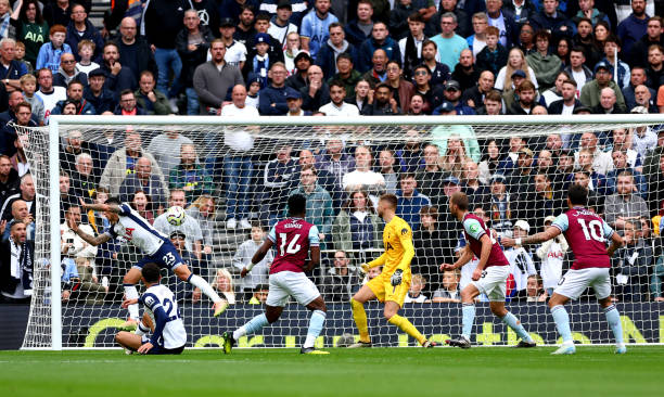 Son Heung Min solo ghi bàn chốt hạ, Tottenham ngược dòng thắng West Ham với 3 bàn trong 8 phút - Ảnh 1.