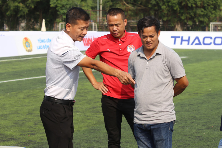 Trọng tài Giải bóng đá công nhân, viên chức khảo sát sân chuyên nghiệp như V-League - Ảnh 1.