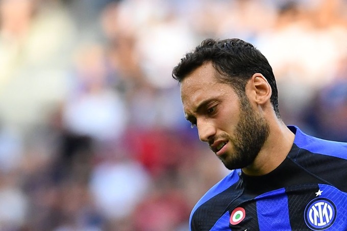 Chấn thương của tiền vệ Hakan Calhanoglu để lại khoảng trống lớn cho Inter