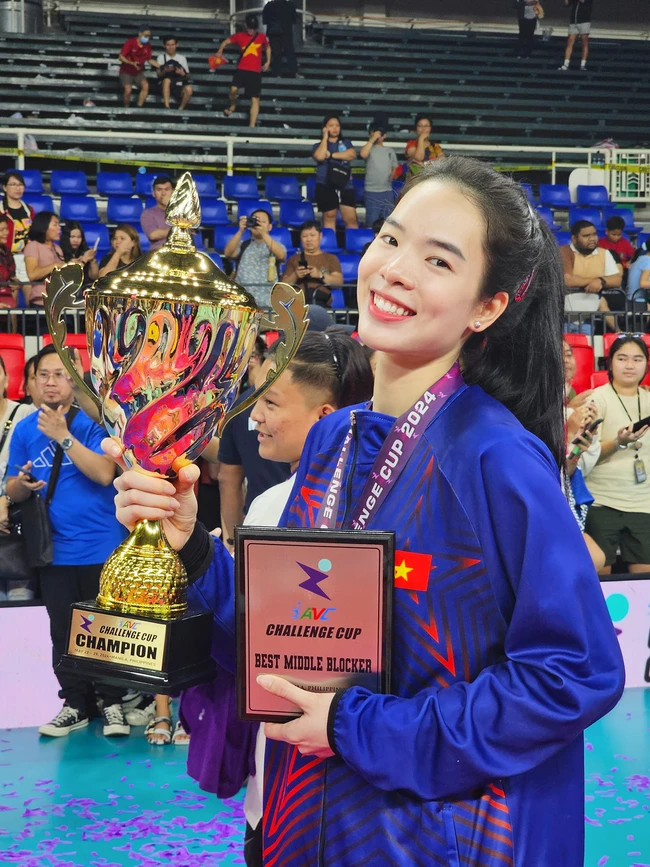 Lê Thanh Thúy vô địch AVC Challenge Cup 2024 cùng tuyển Việt Nam và đoạt giải "Phụ công xuất sắc nhất"