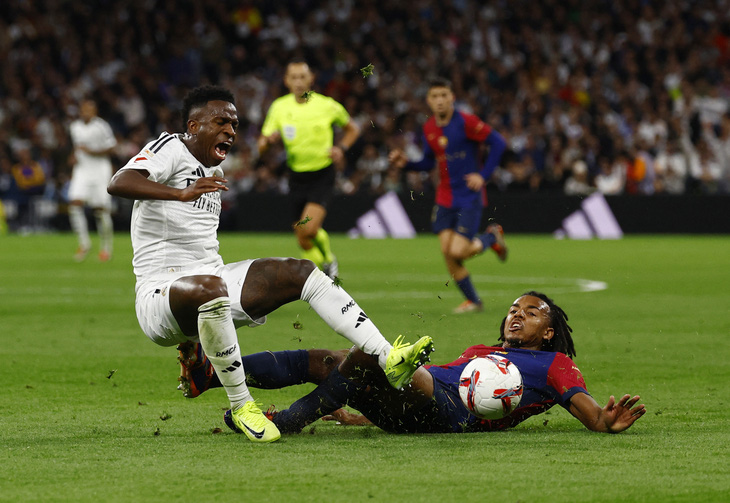 Barcelona đè bẹp Real Madrid 4-0 ngay tại Bernabeu - Ảnh 1.