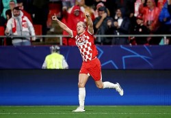 Tiền vệ Van de Beek lần đầu ghi bàn sau 2,5 năm