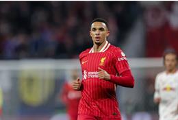 Trent Alexander-Arnold khiến NHM Liverpool như ngồi trên đống lửa