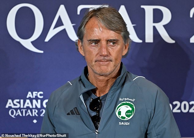 Mancini bị Saudi Arabia sa thải sau 14 tháng, kết thúc hành trình ngắn ngủi và sóng gió - Ảnh 1.