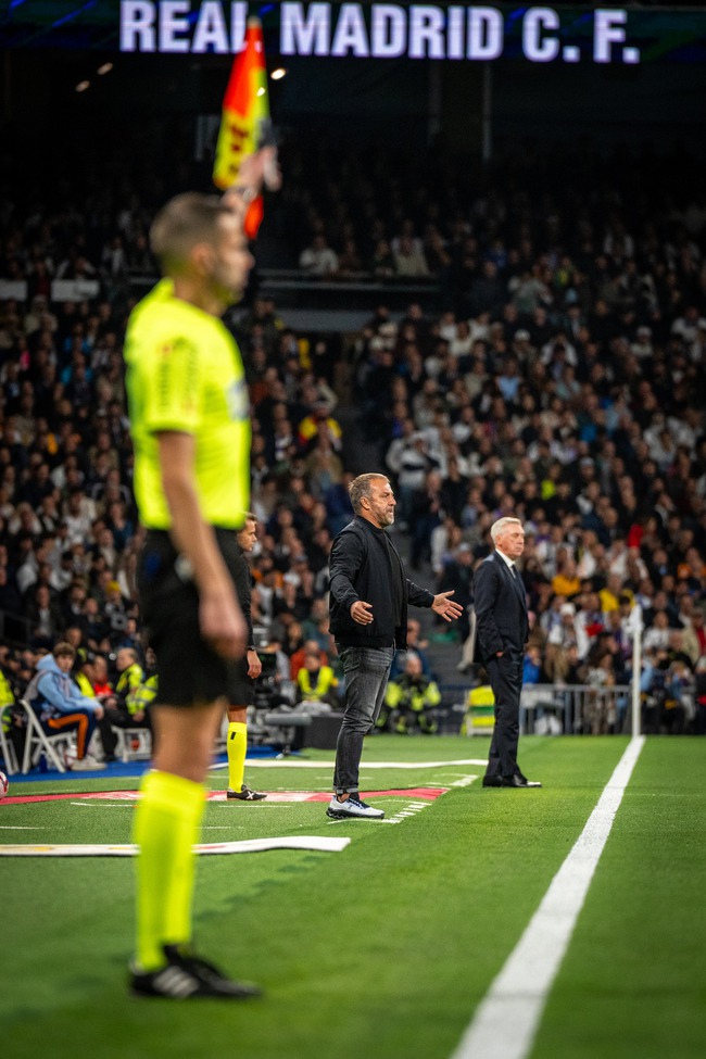 Dư âm Real Madrid 0-4 Barca: Bẫy việt vị kinh điển của Hansi Flick - Ảnh 1.