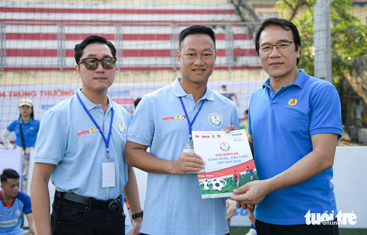 Thăm hỏi, hỗ trợ cho cầu thủ bị chấn thương nặng đội bóng Công đoàn Quảng Ninh - Ảnh 3.