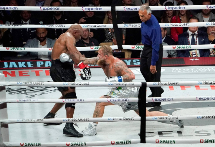 Jake Paul đánh bại Mike Tyson sau 8 hiệp đấu - Ảnh 1.