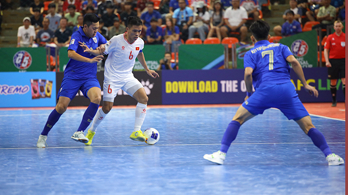 ĐT futsal Thái Lan (xanh) là thách thức lớn nhất ở vòng bảng của ĐT futsal Việt Nam. Ảnh: Phan Hồng