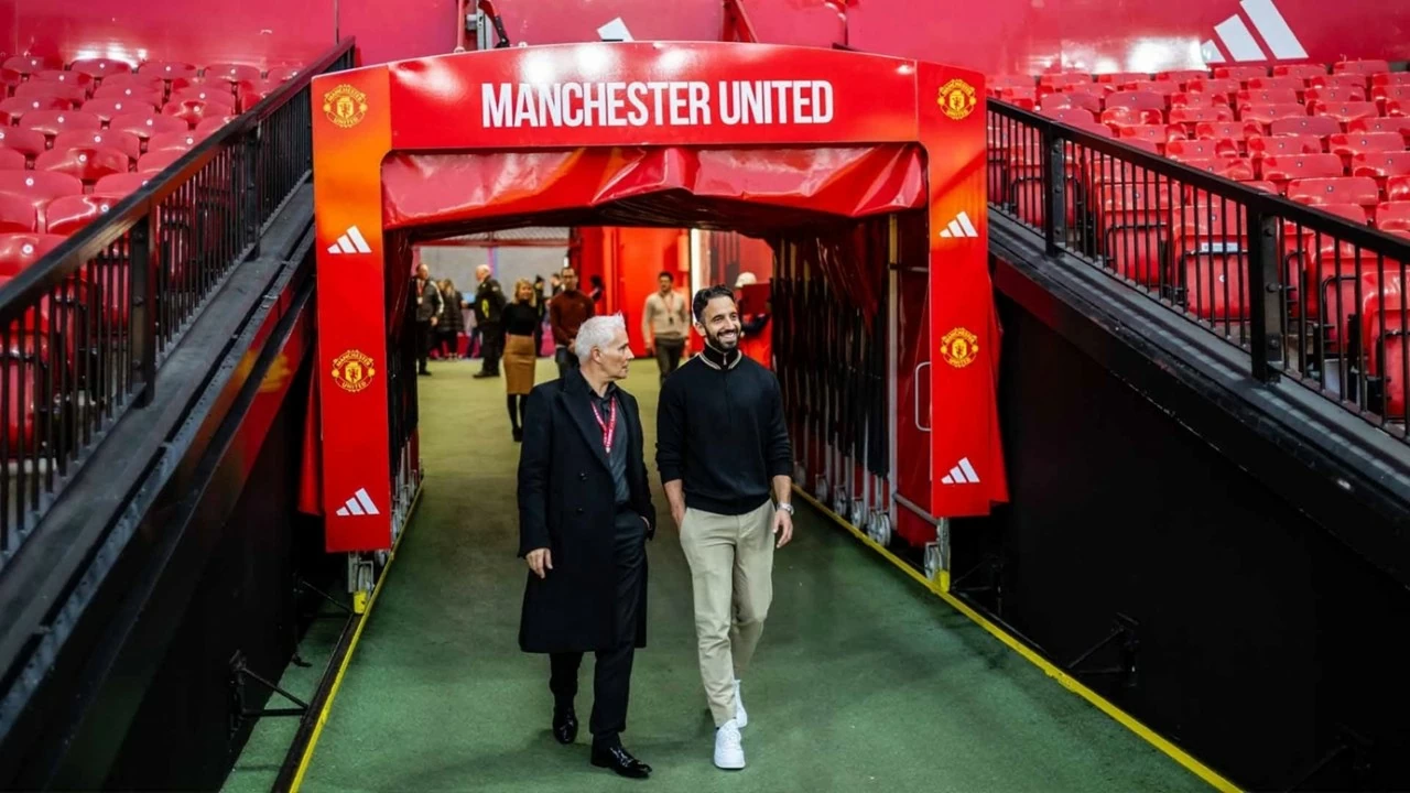 HLV Ruben Amorim tươi rói trong ngày viếng thăm sân Old Trafford