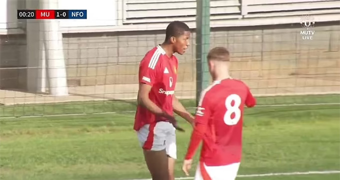 Chido Obi-Martin mất 16 phút để có hat-trick trong trận ra mắt U18 MU