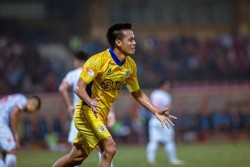 Văn Quyết xô đổ kỷ lục của Công Vinh tại V-League