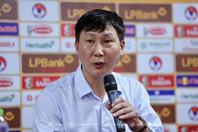 HLV Kim Sang Sik âm thầm lên kế hoạch trinh sát đối thủ trước thềm ASEAN Cup 2024 - Ảnh 1.