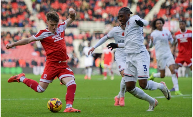 Michael Carrick hien dang lam viec voi Ben Doak tai Middlesbrough.