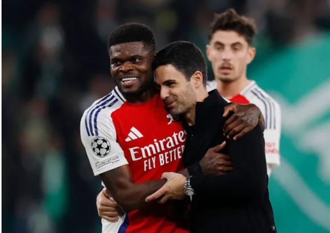 Mikel Arteta dua Thomas Partey len may sau tran thang Sporting Lisbon.