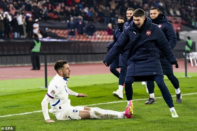 Hài hước tuyển thủ Serbia 'đo sân' vì bắt chước màn ăn mừng nổi tiếng của Ronaldo - Ảnh 2.