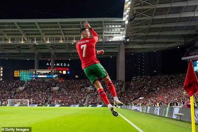 Hài hước tuyển thủ Serbia 'đo sân' vì bắt chước màn ăn mừng nổi tiếng của Ronaldo - Ảnh 3.