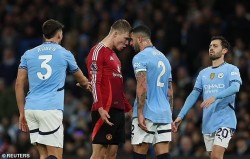 Hậu derby Manchester, Rasmus Hojlund chế giễu Kyle Walker đóng kịch