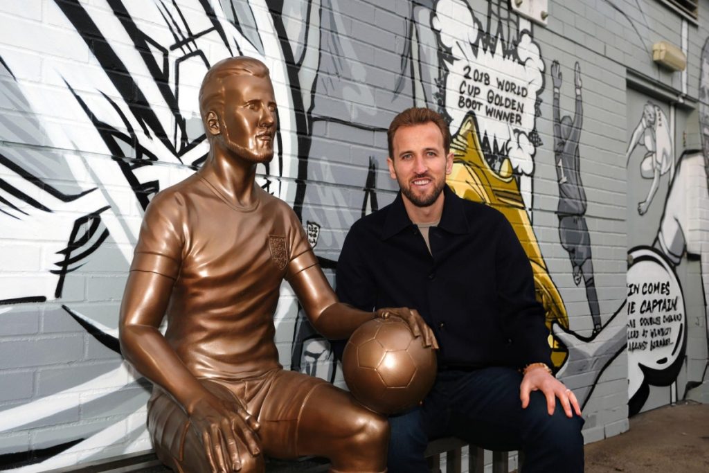 Harry Kane ben buc tuong cua minh