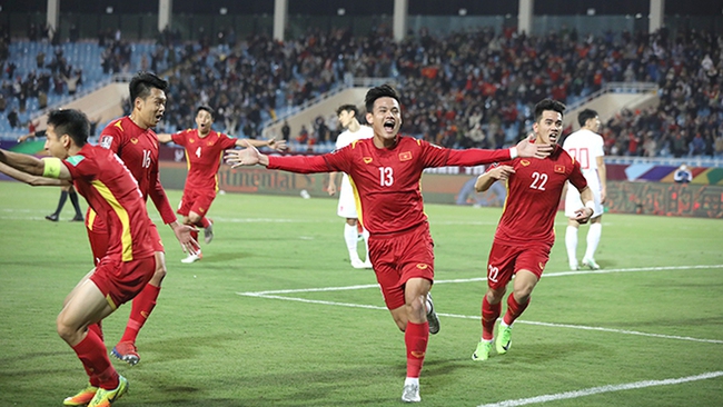 Tin nóng bóng đá Việt 16/11: ĐT Việt Nam thăng hạng trên BXH FIFA; Cầu thủ trong vụ xô xát ở giải Hạng Nhất lên tiếng xin lỗi - Ảnh 1.