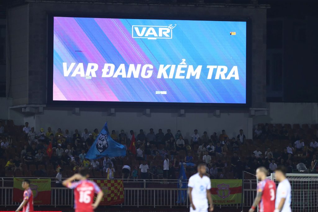 VAR ‘ôm trọn’ vòng 8 V-League, kịch tính cuộc đấu khắp ba miền - Ảnh 1.