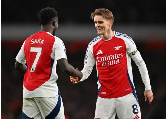 Mikel Arteta so sanh Saka va Odegaard voi cac huyen thoai cua Barca