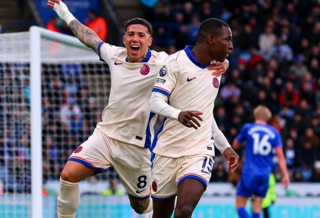 Enzo Fernandez tỏa sáng, Chelsea thắng kịch tính Leicester, phả hơi nóng vào gáy Man City - Ảnh 1.