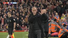 VIDEO: Pep Guardiola lên tiếng về hành động đếm cúp ở Anfield