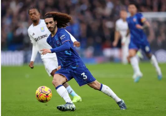 Marc Cucurella dang choi tot trong mau ao Chelsea.