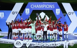 Đoạt Siêu cup Italy sau hai trận, tân HLV AC Milan ăn mừng hài hước