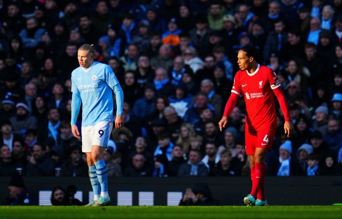 Haaland (trái) trở thành "người tàng hình" tại Anfield trước sự xuất sắc của trung vệ Van Dijk