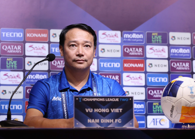 HLV Vũ Hồng Việt tiếc nuối sau trận thua Bangkok United. Ảnh: Quang Đương