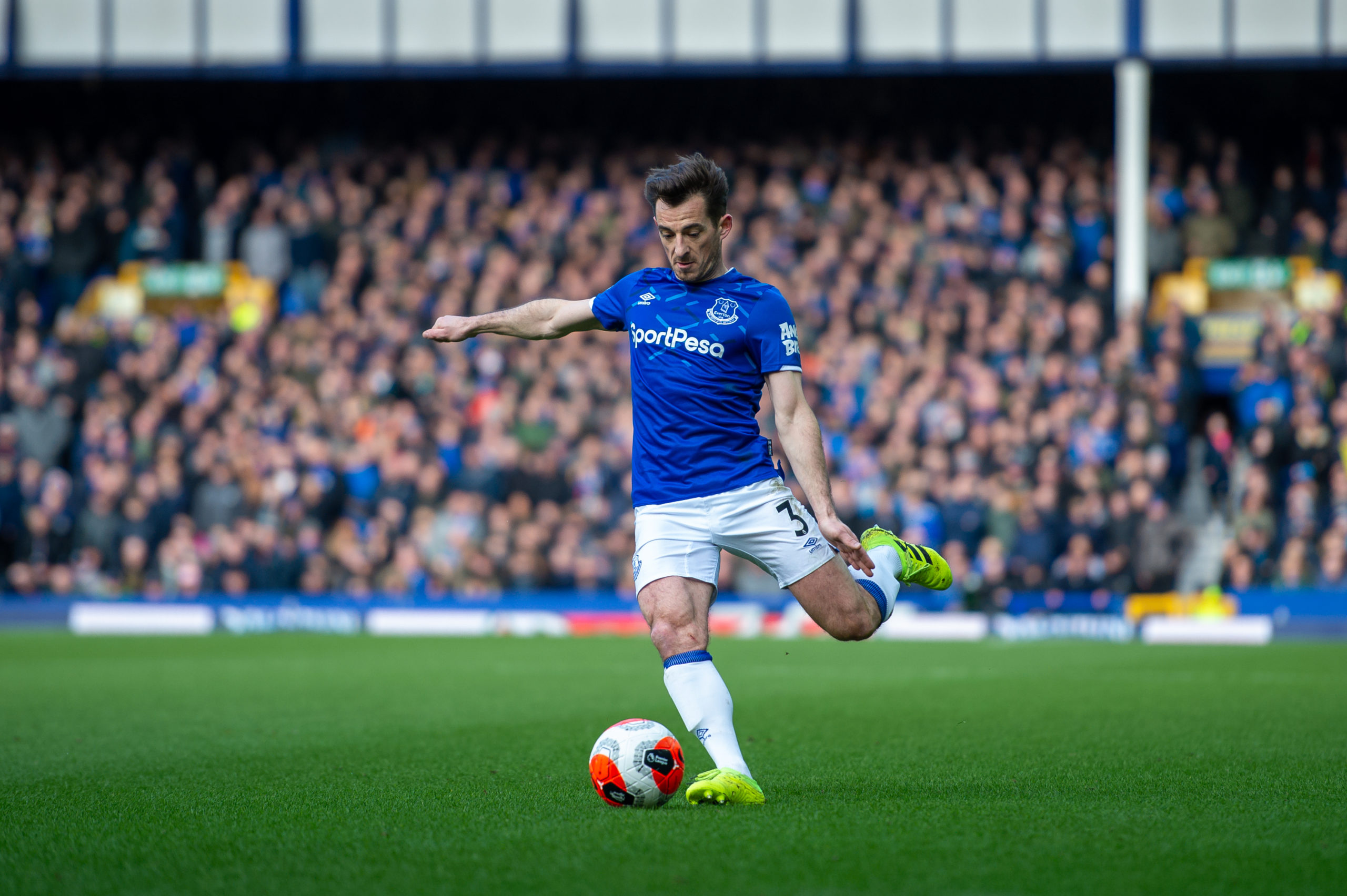 Leighton Baines Cơn gió lạ trong thế giới xô bồ 1