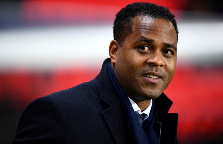 HLV Patrick Kluivert nhận lương thấp hơn nhiều ông Shin Tae Yong - Ảnh 1.