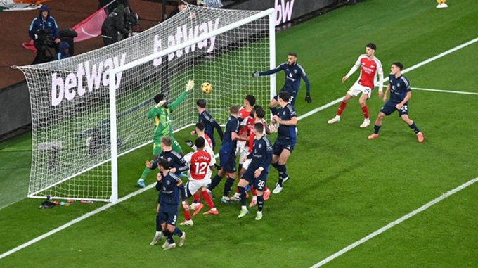 Quá kém trong các tình huống cố định, MU để cho Arsenal ghi 2 bàn