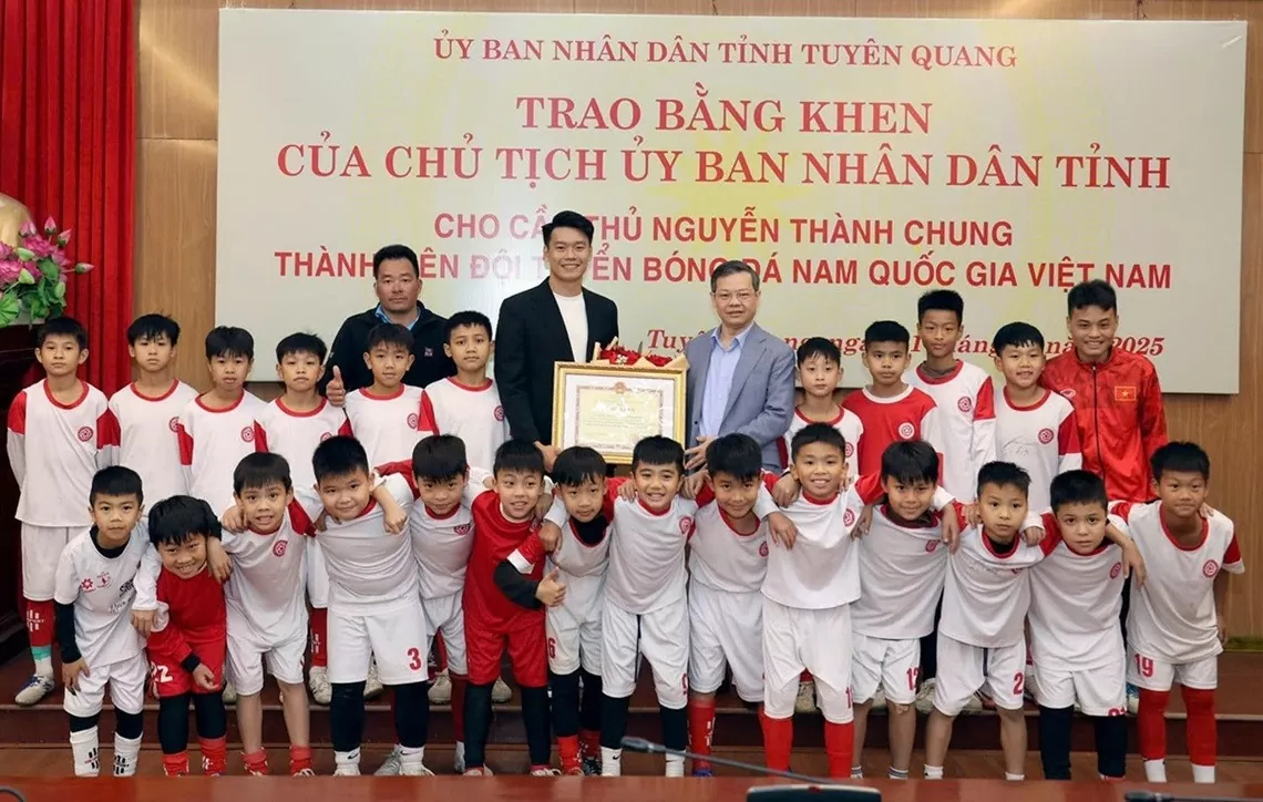 UBND tỉnh Tuyên Quang tổ chức lễ vinh danh, trao bằng khen cho trung vệ Nguyễn Thành Chung sau thành tích vô địch ASEAN Cup 2024 cùng tuyển Việt Nam.